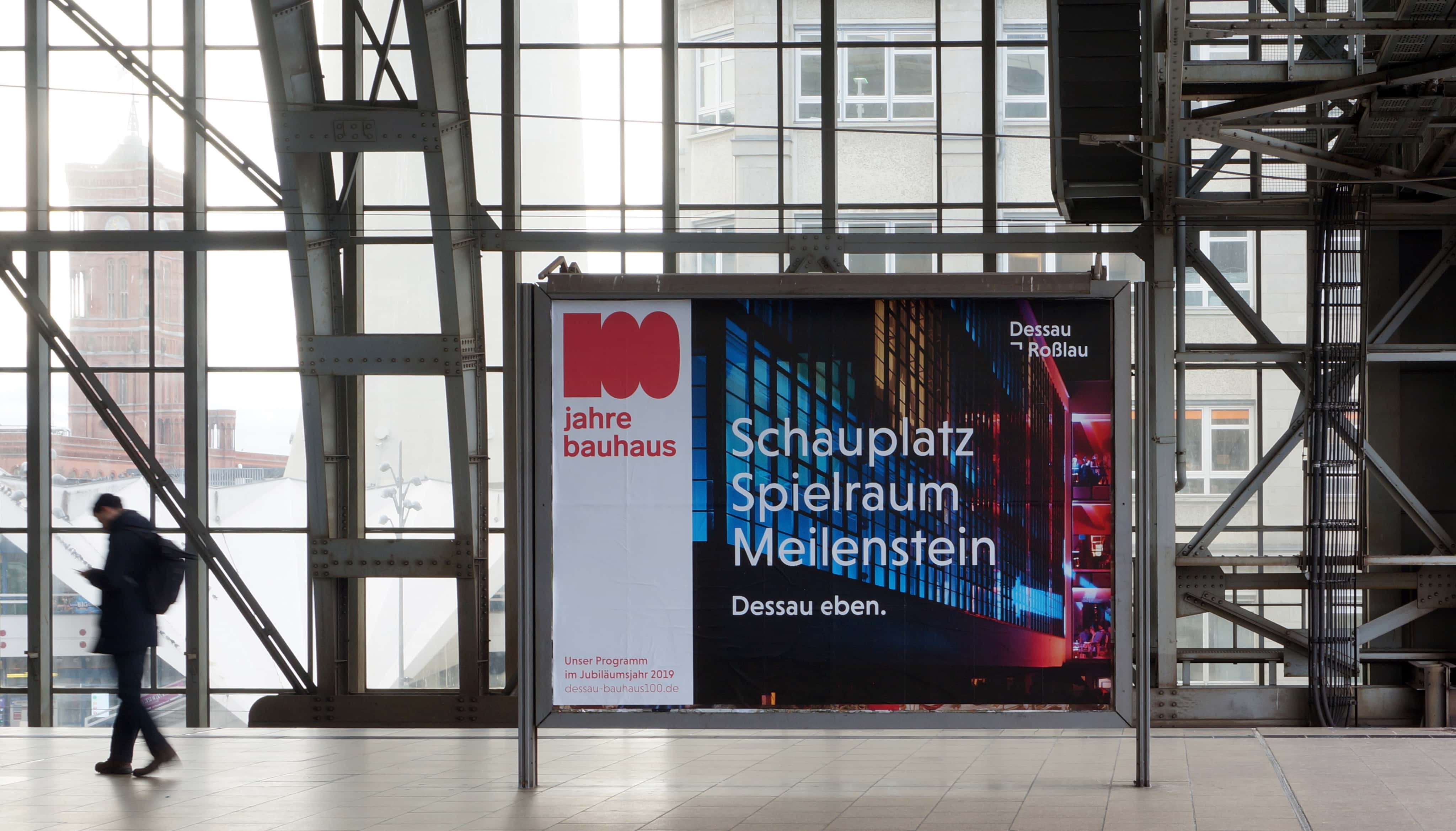 100 Jahre Bauhaus Plakat am Alexanderplatz