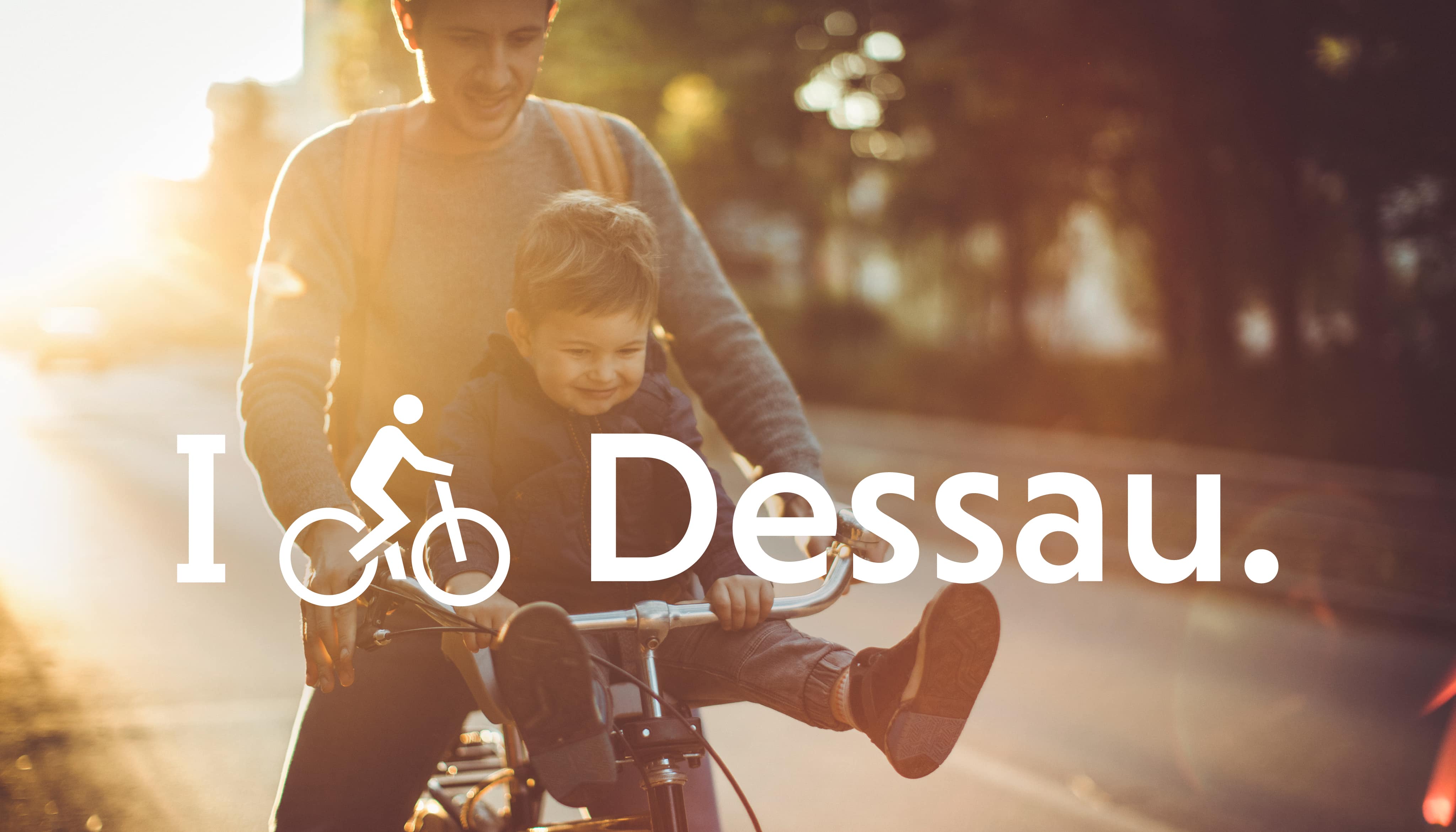 Radfahrer mit "I bike Dessau" Logo