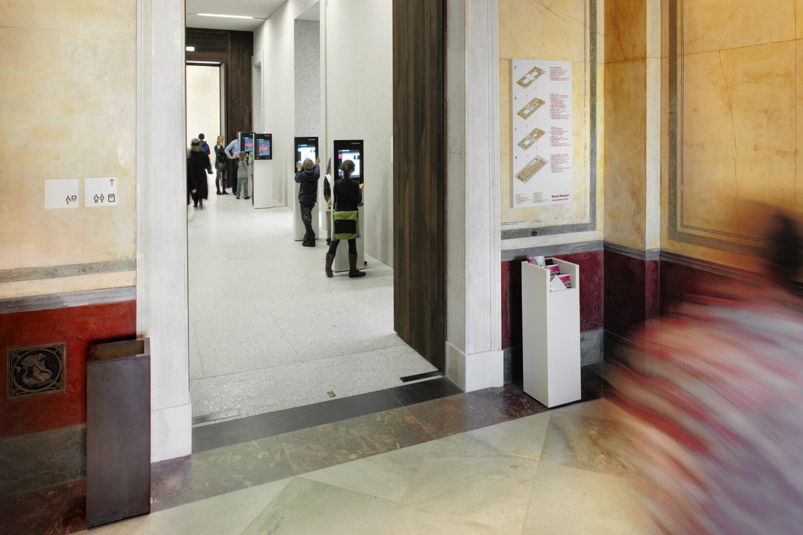 Museumsinsel Berlin NeuesMuseum Leitsystem Signaletik Gesamtkonzept Innenraum Wegweiser Orientierungsplan