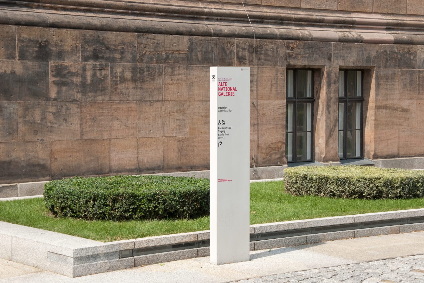 Museumsinsel Berlin Leitsystem aussen Alte Nationalgalerie